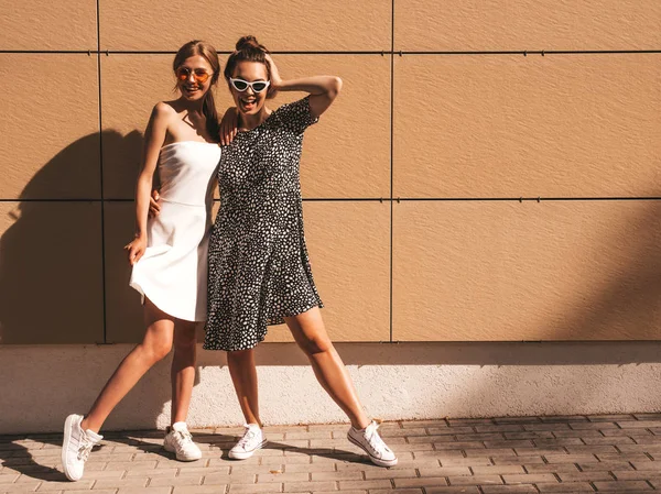 Dos Jóvenes Hermosas Chicas Hipster Sonrientes Vestido Verano Moda Sexy — Foto de Stock