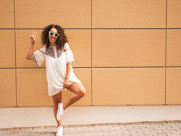 Piękny Uśmiechnięty Model Afro Loki Fryzura Ubrana Letni Hipster Biała — Zdjęcie stockowe