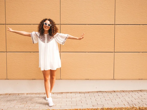 Piękny Uśmiechnięty Model Afro Loki Fryzura Ubrana Letni Hipster Biała — Zdjęcie stockowe