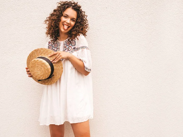 Modelo Sorrindo Bonito Com Afro Cachos Penteado Vestido Verão Hipster — Fotografia de Stock