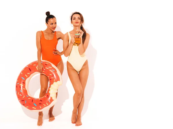 Zwei Schöne Sexy Lächelnde Hipster Frauen Sommer Bunte Badebekleidung Badeanzug — Stockfoto