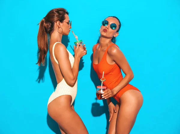 Две Красивые Сексуальные Улыбающиеся Женщины Хипстеры Летних Цветных Купальниках Купальные — стоковое фото