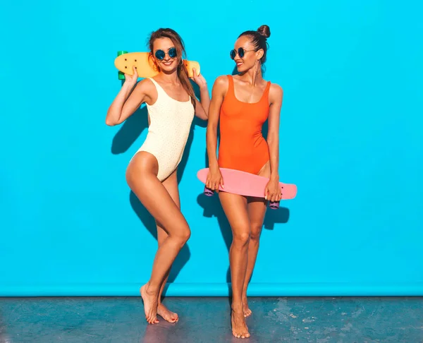 Duas Belas Mulheres Hipster Sorridentes Sexy Verão Roupas Banho Coloridas — Fotografia de Stock