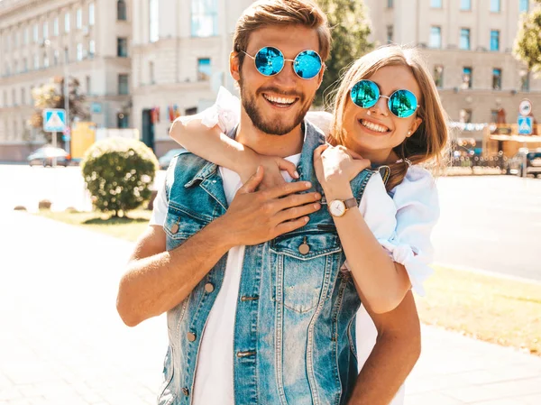 Sorrindo Menina Bonita Seu Namorado Bonito Mulher Vestido Verão Casual — Fotografia de Stock