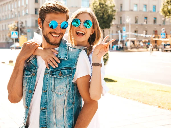 Sorrindo Menina Bonita Seu Namorado Bonito Mulher Vestido Verão Casual — Fotografia de Stock