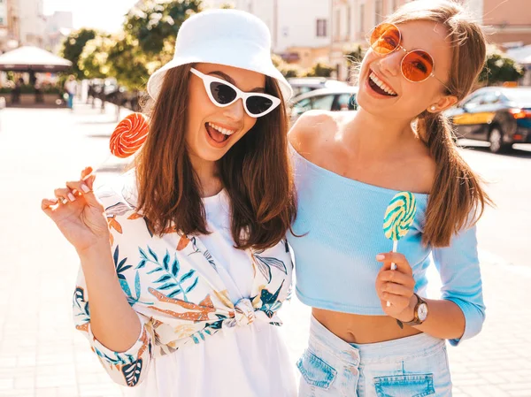 Duas Jovens Lindas Meninas Hipster Sorridentes Roupas Verão Moda Chapéu — Fotografia de Stock