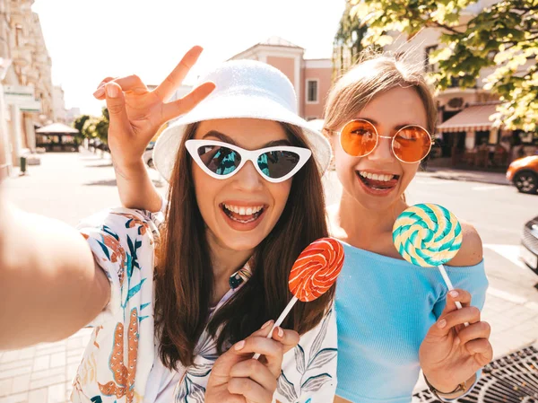 Duas Jovens Mulheres Hipster Sorridentes Roupas Verão Casuais Meninas Tirando — Fotografia de Stock