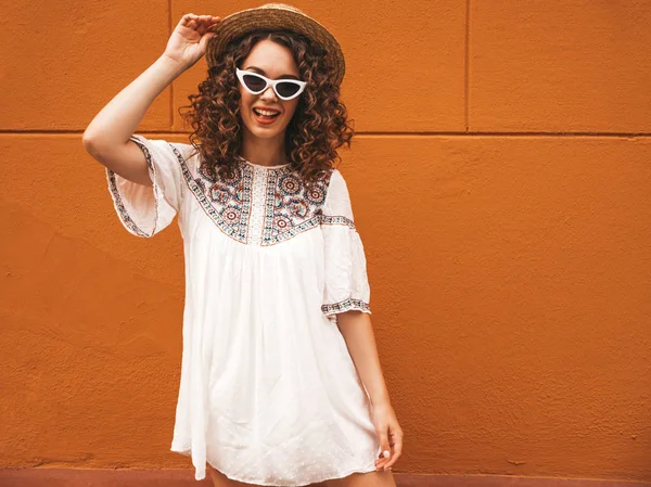 Vacker Leende Modell Med Afro Lockar Frisyr Klädd Sommar Hipster — Stockfoto