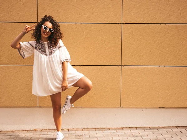 Modelo Sorridente Bonito Com Afro Cachos Penteado Vestido Verão Hipster — Fotografia de Stock