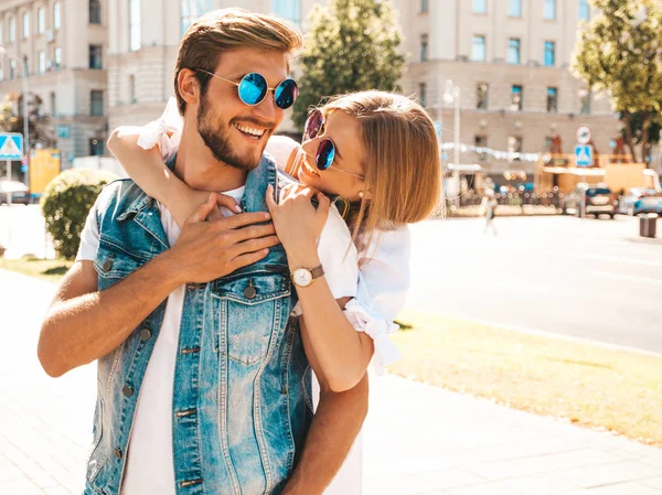 Usmívající Krásná Dívka Její Pohledný Přítel Žena Letních Šatech Muž — Stock fotografie