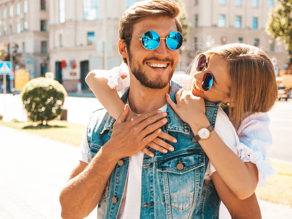 Sorrindo Menina Bonita Seu Namorado Bonito Mulher Vestido Verão Casual — Fotografia de Stock