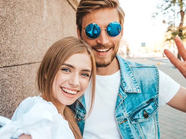 Sorrindo Menina Bonita Seu Namorado Bonito Roupas Verão Casuais Família — Fotografia de Stock