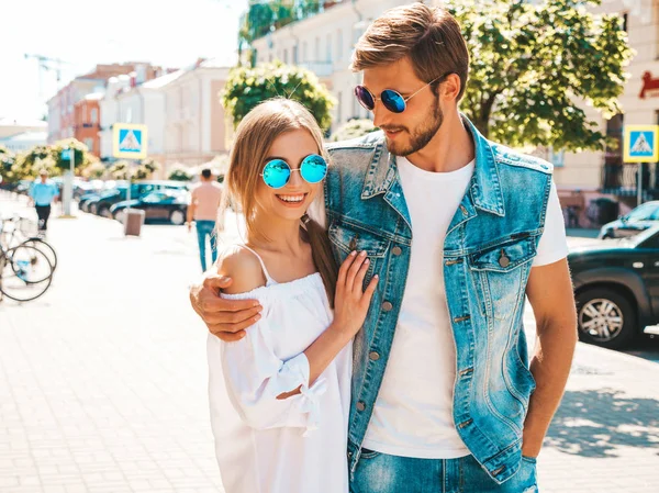 Sorrindo Menina Bonita Seu Namorado Bonito Andando Rua Mulher Vestido — Fotografia de Stock