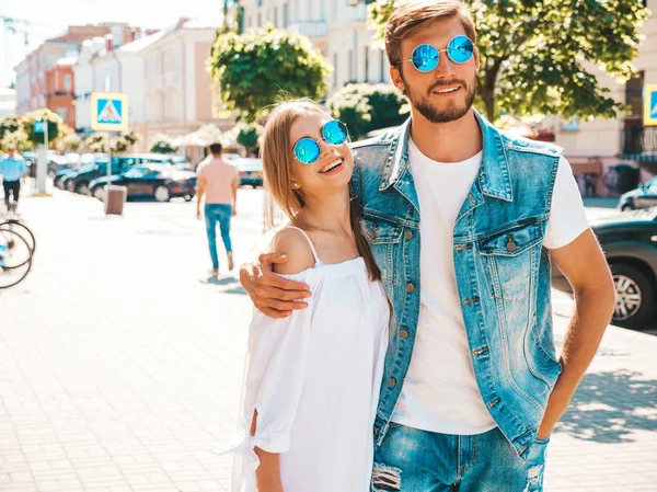 Sonriendo Hermosa Chica Novio Guapo Caminando Calle Mujer Vestido Casual —  Fotos de Stock