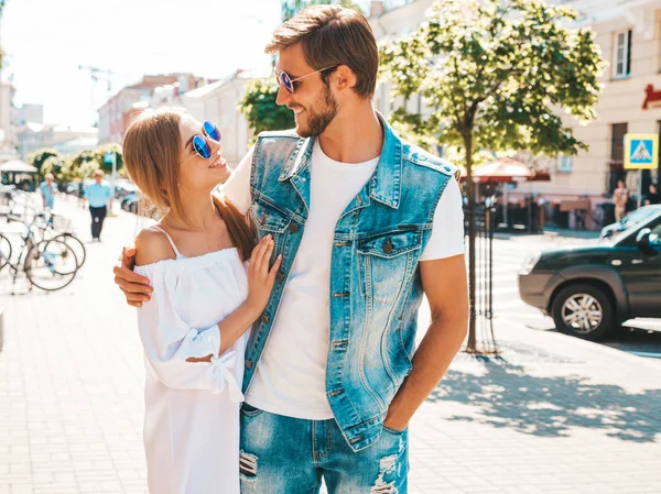 Sorrindo Menina Bonita Seu Namorado Bonito Andando Rua Mulher Vestido — Fotografia de Stock