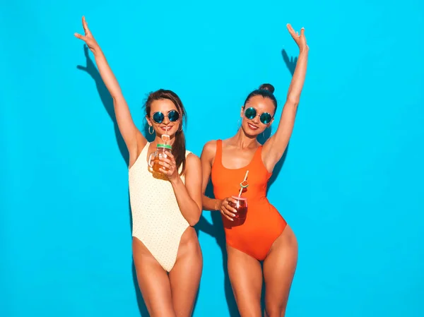 Deux Belles Femmes Hipster Souriantes Sexy Été Maillots Bain Colorés — Photo