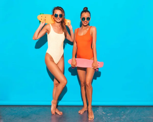 Két Gyönyörű Szexi Mosolygó Csípő Nők Nyáron Színes Fürdőruha Fürdőruhák — Stock Fotó
