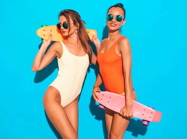 Zwei Schöne Sexy Lächelnde Hipster Frauen Sommerlichen Badeanzügen Modische Mädchen — Stockfoto