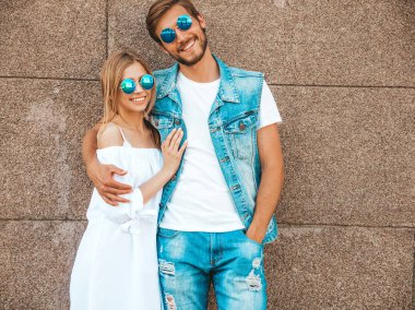 Gülümseyen güzel kız ve yakışıklı erkek arkadaşı. Günlük yazlık elbiseli bir kadın. Kot pantolonlu bir adam. Mutlu mutlu bir aile. Duvarın yanında eğlenen bir kadın.