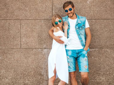 Gülümseyen güzel kız ve yakışıklı erkek arkadaşı. Günlük yazlık elbiseli bir kadın. Kot pantolonlu bir adam. Mutlu mutlu bir aile. Duvarın yanında eğlenen bir kadın.