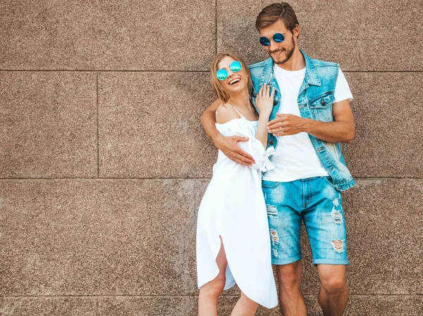 Sorrindo Menina Bonita Seu Namorado Bonito Mulher Casual Verão Dress — Fotografia de Stock