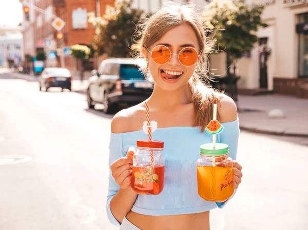 Ung Vacker Leende Hipster Kvinna Solglasögon Flicka Sommar Trendiga Kläder — Stockfoto