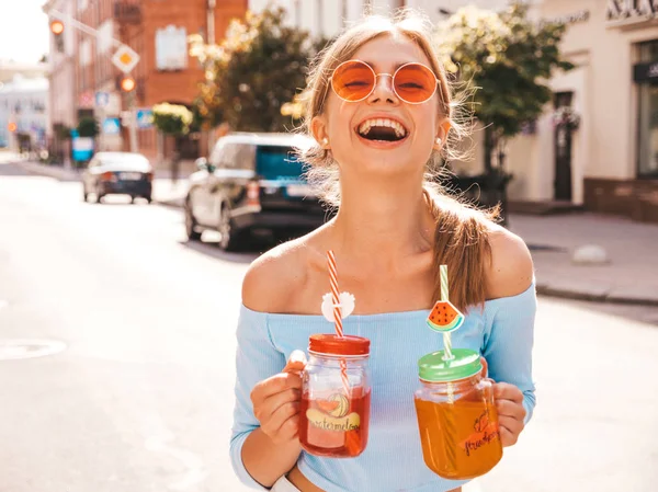 Ung Vacker Leende Hipster Kvinna Solglasögon Flicka Sommar Trendiga Kläder — Stockfoto