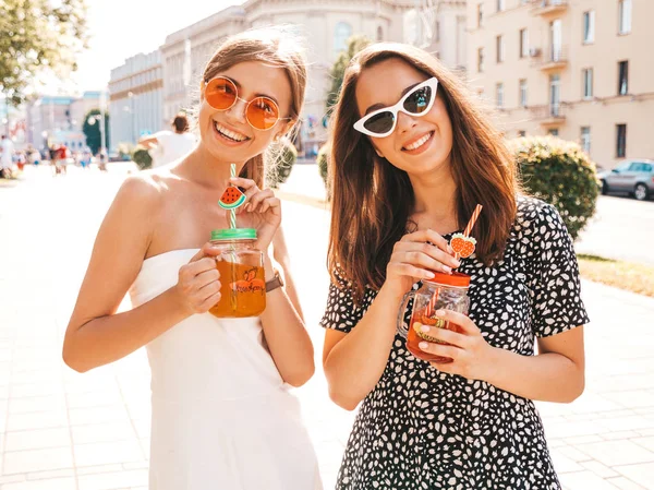 Dos Jóvenes Hermosas Chicas Hipster Sonrientes Ropa Verano Moda Dress — Foto de Stock