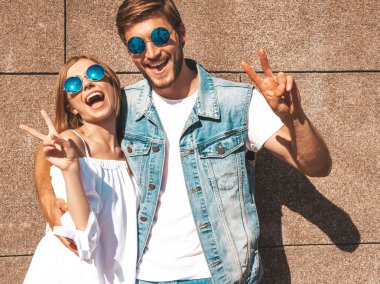 Gülümseyen güzel kız ve yakışıklı erkek arkadaşı. Günlük yazlık elbiseli bir kadın. Kot pantolonlu bir adam. Mutlu mutlu bir aile. Duvarın yanında eğlenen bir kadın.