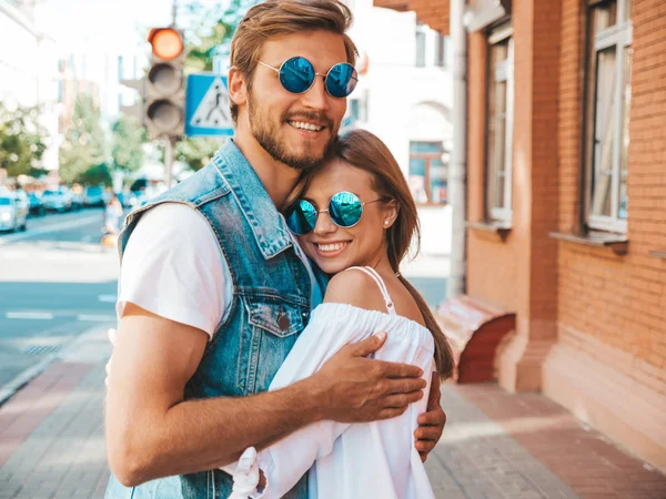 Sorrindo Menina Bonita Seu Namorado Bonito Mulher Vestido Verão Casual — Fotografia de Stock