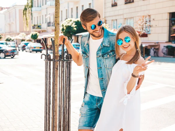 Sonriendo Hermosa Chica Apuesto Novio Posando Calle Mujer Vestido Casual —  Fotos de Stock