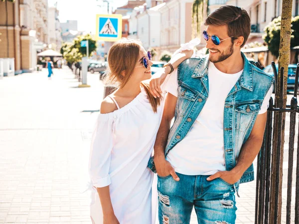 Sorrindo Menina Bonita Seu Namorado Bonito Posando Rua Mulher Vestido — Fotografia de Stock