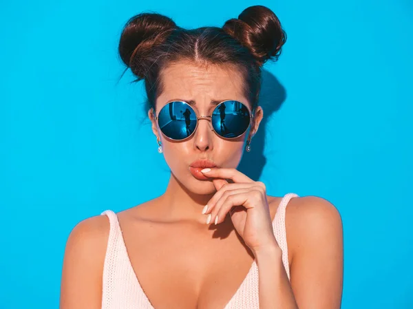 Närbild Porträtt Ung Vacker Sexig Leende Hipster Kvinna Solglasögon Trendig — Stockfoto
