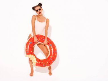 Güneş gözlüğü kırmızı dudaklar ile Genç güzel seksi gülümseyen hipster kadın. Donut lilo şişme yatak ile yaz mayo mayo Kız. Pozitif kadın deliriyordu. Komik model izole 