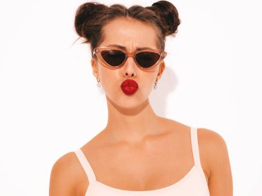 Güneş gözlüğü kırmızı dudaklı genç güzel seksi hipster kadının Closeup portre. Trendy pozitif kadın kız deli gidiyor. Komik model beyaz izole. Ördek suratı yapar. İki boynuz