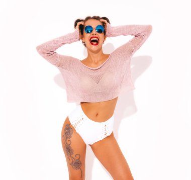 Güneş gözlüğü kırmızı dudaklar ile Genç güzel seksi gülümseyen hipster kadın. Yaz mayo giysileri trendy kız. Pozitif kadın deliriyordu. Komik model beyaz izole. İki boynuz