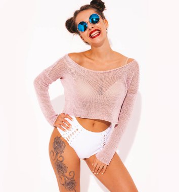 Güneş gözlüğü kırmızı dudaklar ile Genç güzel seksi gülümseyen hipster kadın. Yaz mayo giysileri trendy kız. Pozitif kadın deliriyordu. Komik model beyaz izole. İki boynuz