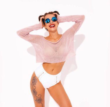 Güneş gözlüğü kırmızı dudaklar ile Genç güzel seksi gülümseyen hipster kadın. Yaz mayo giysileri trendy kız. Pozitif kadın deliriyordu. Komik model beyaz izole. İki boynuz