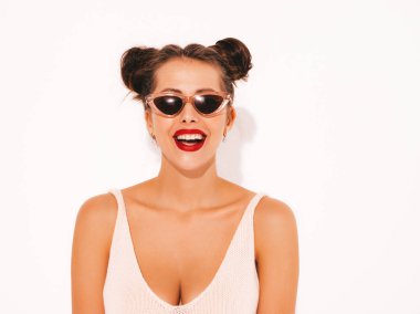 Yakın çekim portre. Güneş gözlüğü kırmızı dudaklar ile Genç güzel seksi gülümseyen hipster kadın. Yaz mayo mayo moda kız. Pozitif kadın deliriyordu. Komik model beyaz izole. İki boynuz