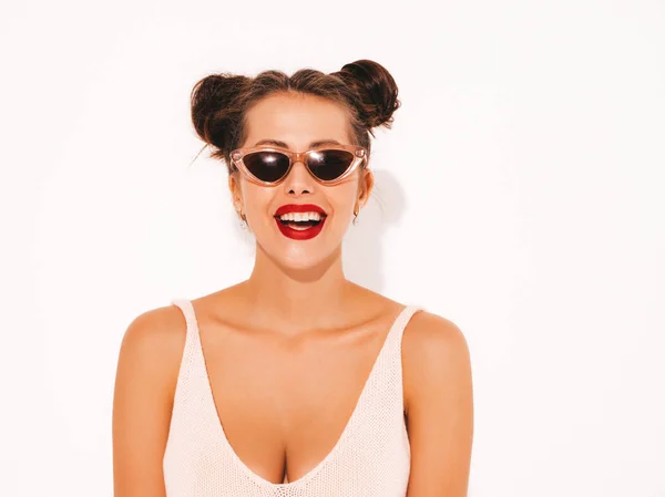 클로즈업 초상화 선글라스에 입술과 아름다운 섹시한 힙스터 수영복 수영복에 긍정적 — 스톡 사진