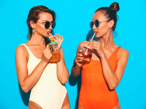 Deux Belles Femmes Hipster Souriantes Sexy Été Maillots Bain Colorés — Photo