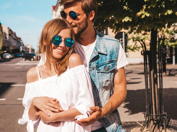 Sorrindo Menina Bonita Seu Namorado Bonito Mulher Vestido Verão Casual — Fotografia de Stock