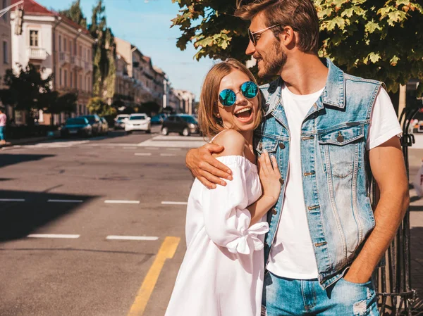 Sorrindo Menina Bonita Seu Namorado Bonito Mulher Vestido Verão Casual — Fotografia de Stock