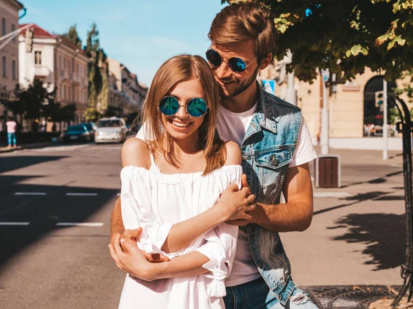 Sorrindo Menina Bonita Seu Namorado Bonito Mulher Vestido Verão Casual — Fotografia de Stock