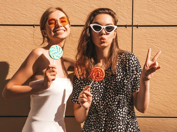 Duas Jovens Meninas Bonitas Sorridentes Hipster Vestido Verão Moda Sexy — Fotografia de Stock