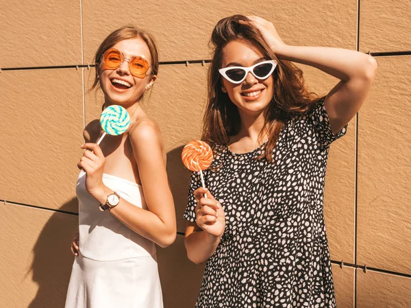 Duas Jovens Meninas Bonitas Sorridentes Hipster Vestido Verão Moda Sexy — Fotografia de Stock