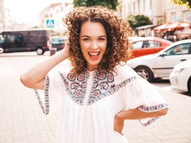 Yaz hipster beyaz elbise giymiş afro bukleler saç modeli ile güzel gülümseyen model portresi. Seksi kaygısız kız sokak arka planda poz. Trendy komik ve pozitif kadın
