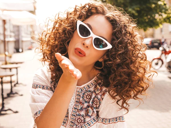 Schöne Lächelnde Modell Mit Afro Locken Frisur Sommer Hipster Weißen — Stockfoto