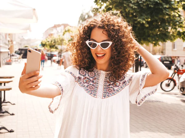 Schöne Lächelnde Modell Mit Afro Locken Frisur Gekleidet Sommer Hipster — Stockfoto