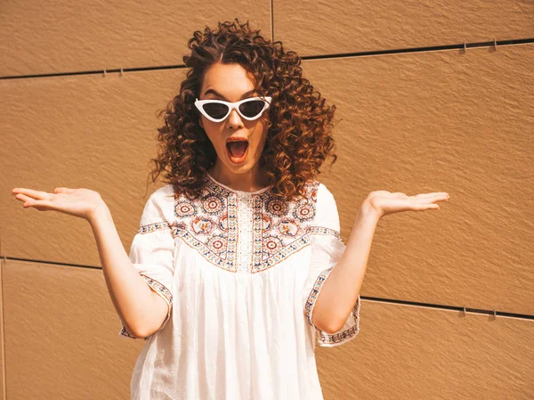 Modelo Sorridente Bonita Com Afro Cachos Penteado Vestido Verão Hipster — Fotografia de Stock